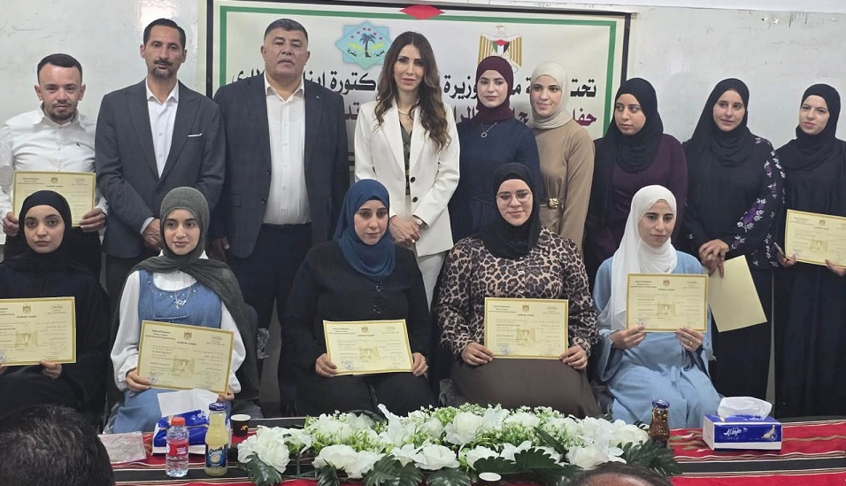 محافظ نابلس غسان دغلس ووزيرة العمل يشاركان في حفل تخريج الفوج الرابع من مركز تدريب مهني عقربا لدورة المحاسبة