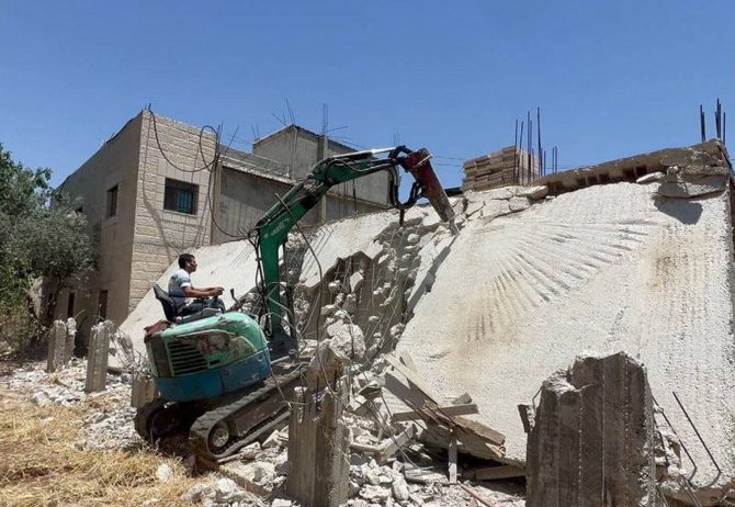 الاحتلال يجبر مقدسيا على هدم منزله في بلدة أم طوبا جنوب القدس