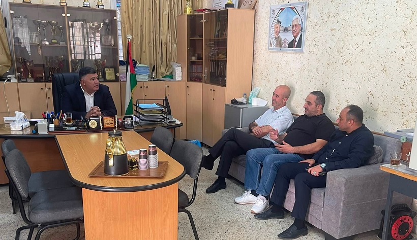 محافظ نابلس غسان دغلس يتفقد مركز تصحيح امتحانات الثانوية العامة في مدرسة الصلاحية الثانوية للبنين