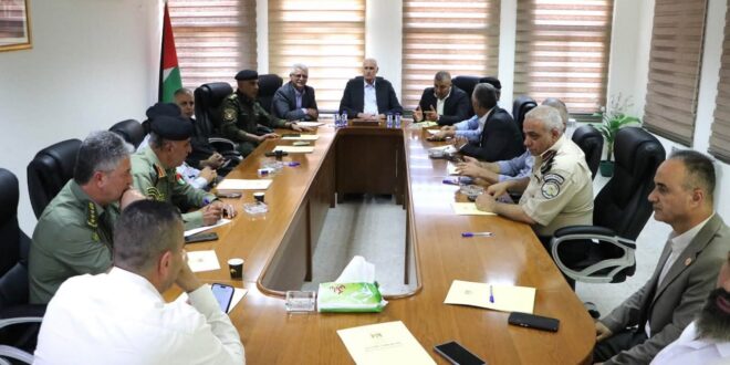 الفريق إسماعيل جبر يزور محافظة الخليل ويجتمع بالمحافظ خالد دودين وقادة الأجهزة الأمنية