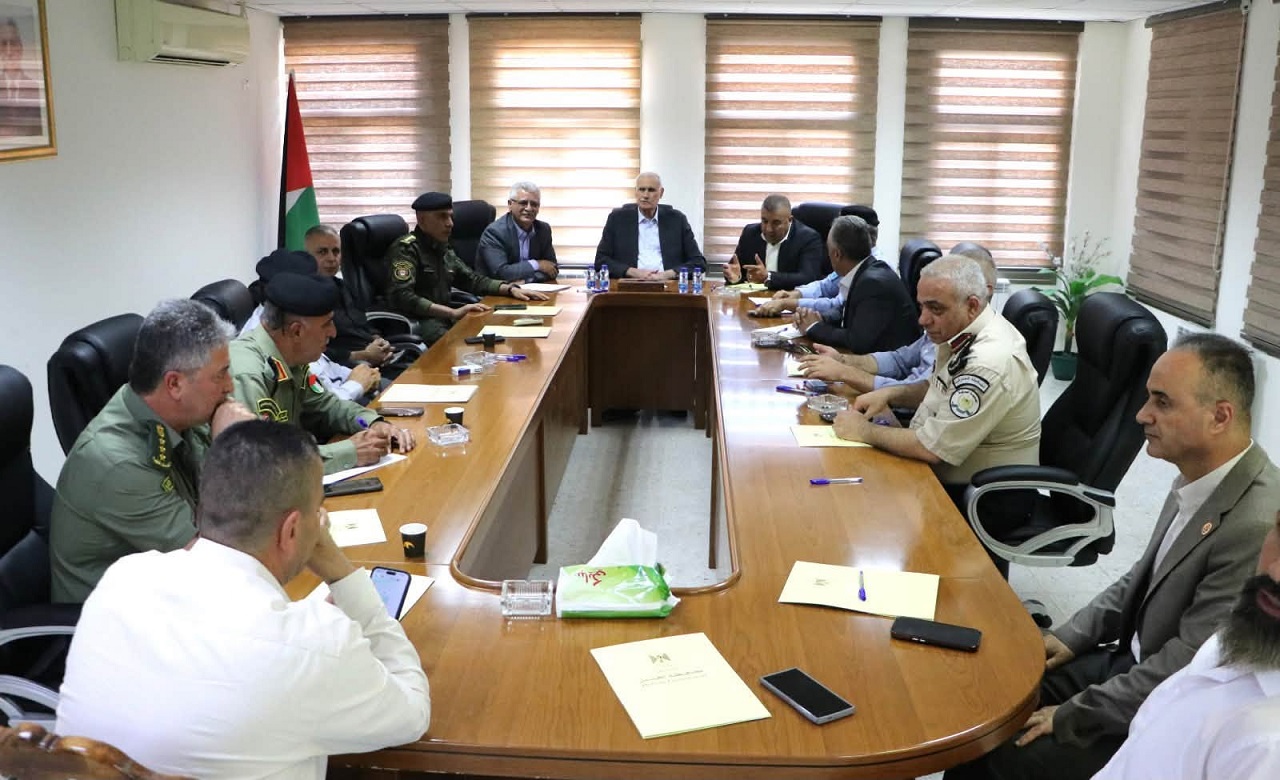 الفريق إسماعيل جبر يزور محافظة الخليل ويجتمع بالمحافظ خالد دودين وقادة الأجهزة الأمنية