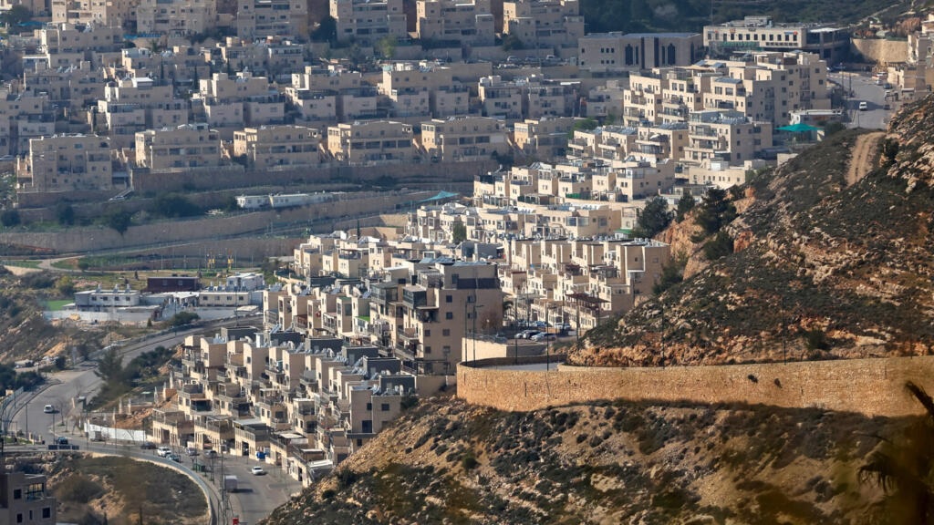 محافظة القدس تحذر: تحويل مستوطنة "جفعات زئيف" إلى مدينة خطوة لتكريس الاستيطان وعزل القدس