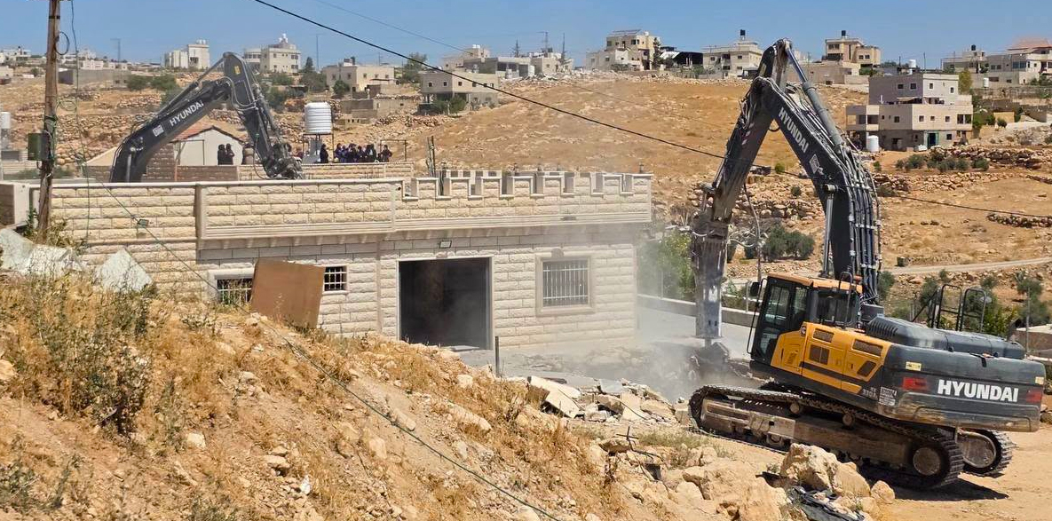 الاحتلال يهدم منزلاً ويردم بئر مياه في قرية الديرات شرق يطا جنوب الخليل