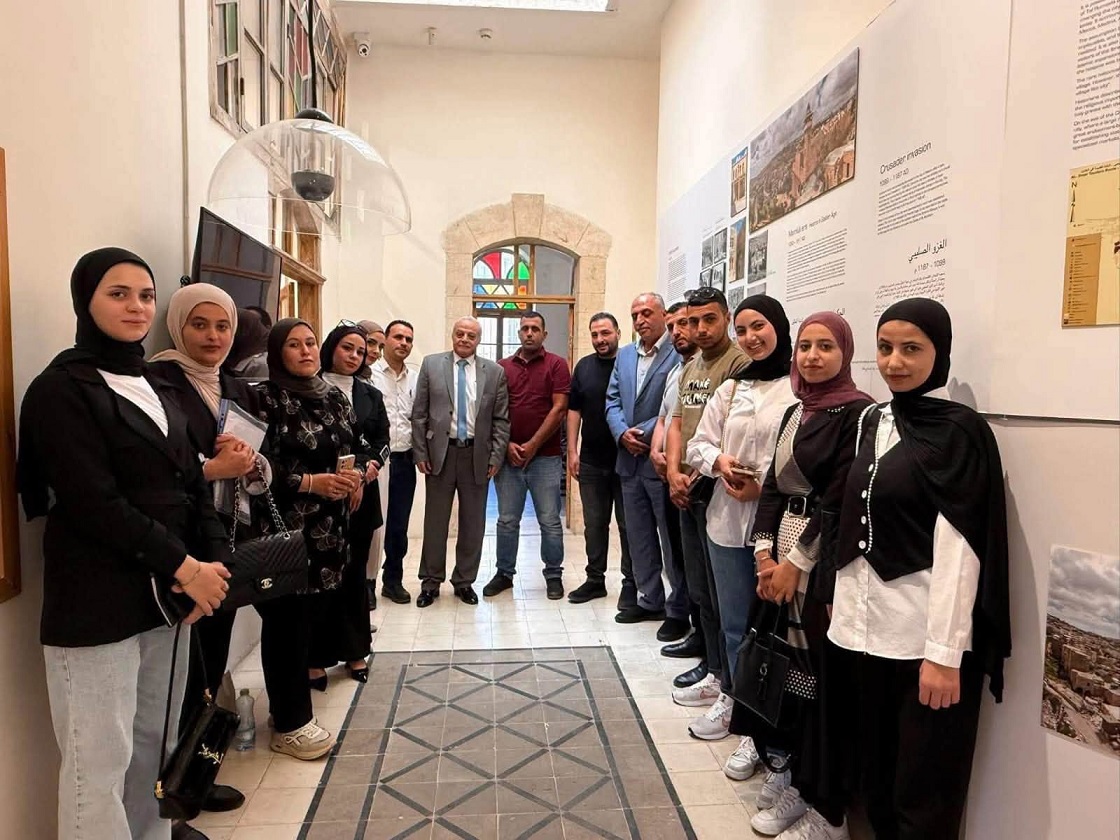 "التوجيه الوطني والمعنوي" وطلبة جامعة الخليل يطلعون على جهود لجنة إعمار الخليل في حماية البلدة القديمة