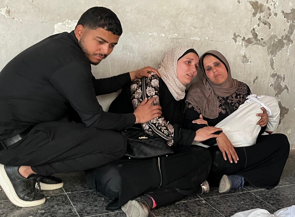 استشهاد مواطن وسيدة برصاص وقصف الاحتلال وسط وجنوب قطاع غزة