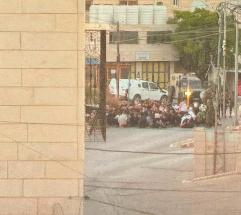 الاحتلال يحتجز أكثر من 30 مواطناً من عائلة عوض في بلدة بيت أمر شمال الخليل