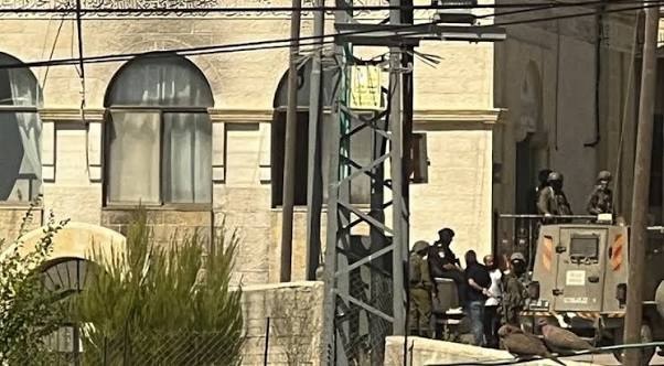 الاحتلال يمنع رفع أذان الفجر في قرية حوسان ويجبر المصلين على مغادرة أحد المساجد