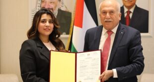وزير الاقتصاد محمد العامور يُسلّم شهادة براءة اختراع لمنهجية مبتكرة في إنشاء مناطق التخطيط والتطوير المشترك