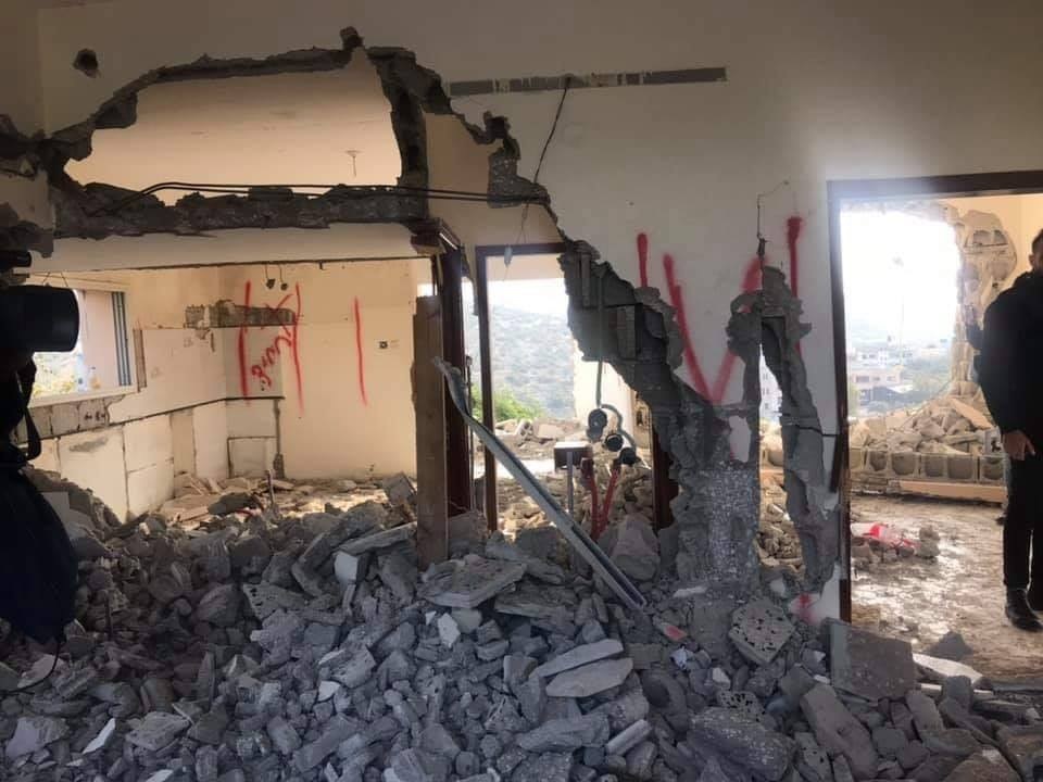 الاحتلال يجبر مواطنا على هدم بناء إضافي في منزله في بيت جالا ذاتيا