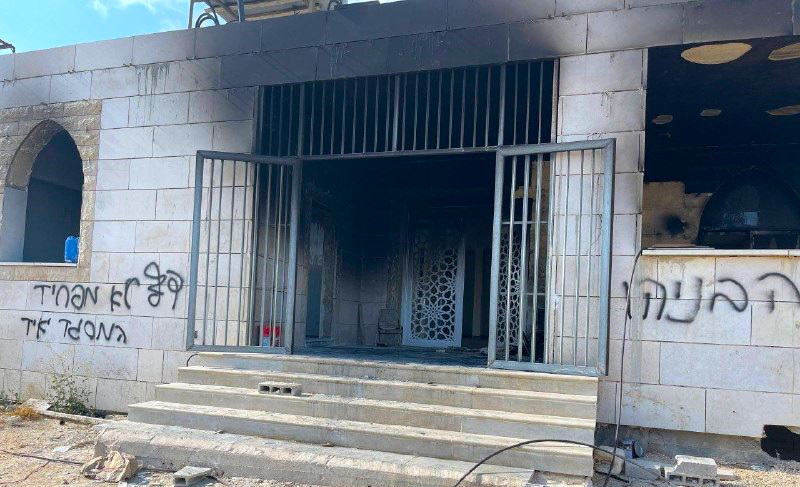 المستوطنون يصعّدون هجماتهم الإرهابية في الضفة: إحراق مسجدين ومنزل والاعتداء على مواطنين وتخريب ممتلكات وإقامة بؤرة استيطانية