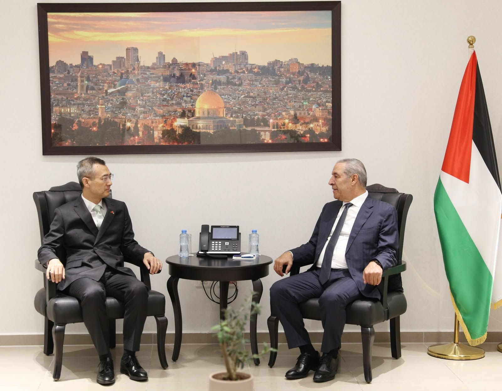 حسين الشيخ يستقبل السفير الصيني لدى فلسطين سون تشن ويثمن مواقف بكين الداعمة لحقوق شعبنا