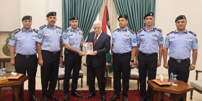الرئيس عباس يكرم جهاز الشرطة لحصوله على جوائز دولية مرموقة