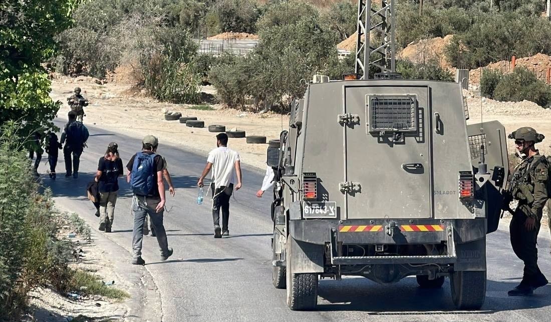 بينهم أطفال.. إصابة شاب بالرصاص الحي و10 آخرين بالغاز في مواجهات مع الاحتلال والمستوطنين غرب نابلس