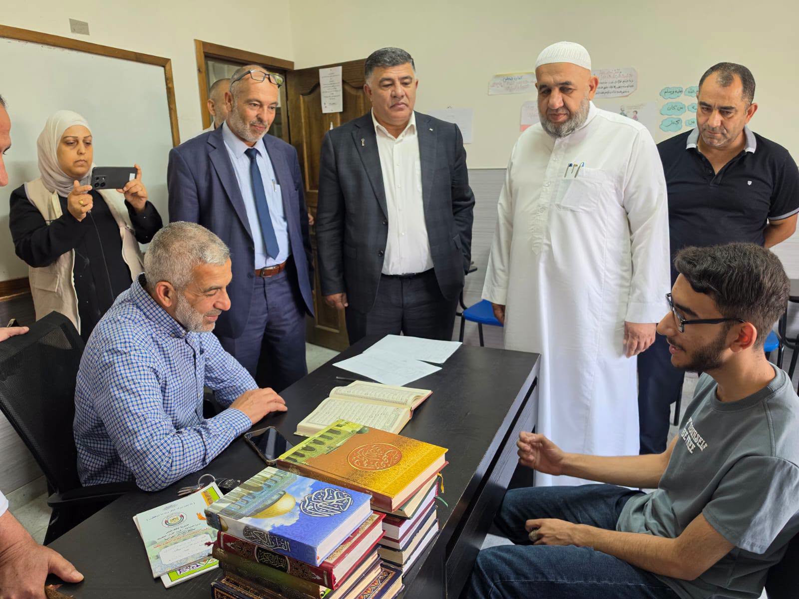 بمشاركة 500 طالب وطالبة محافظ نابلس يفتتح مسابقة "تاج الوقار" لحفظ سور من القرآن الكريم