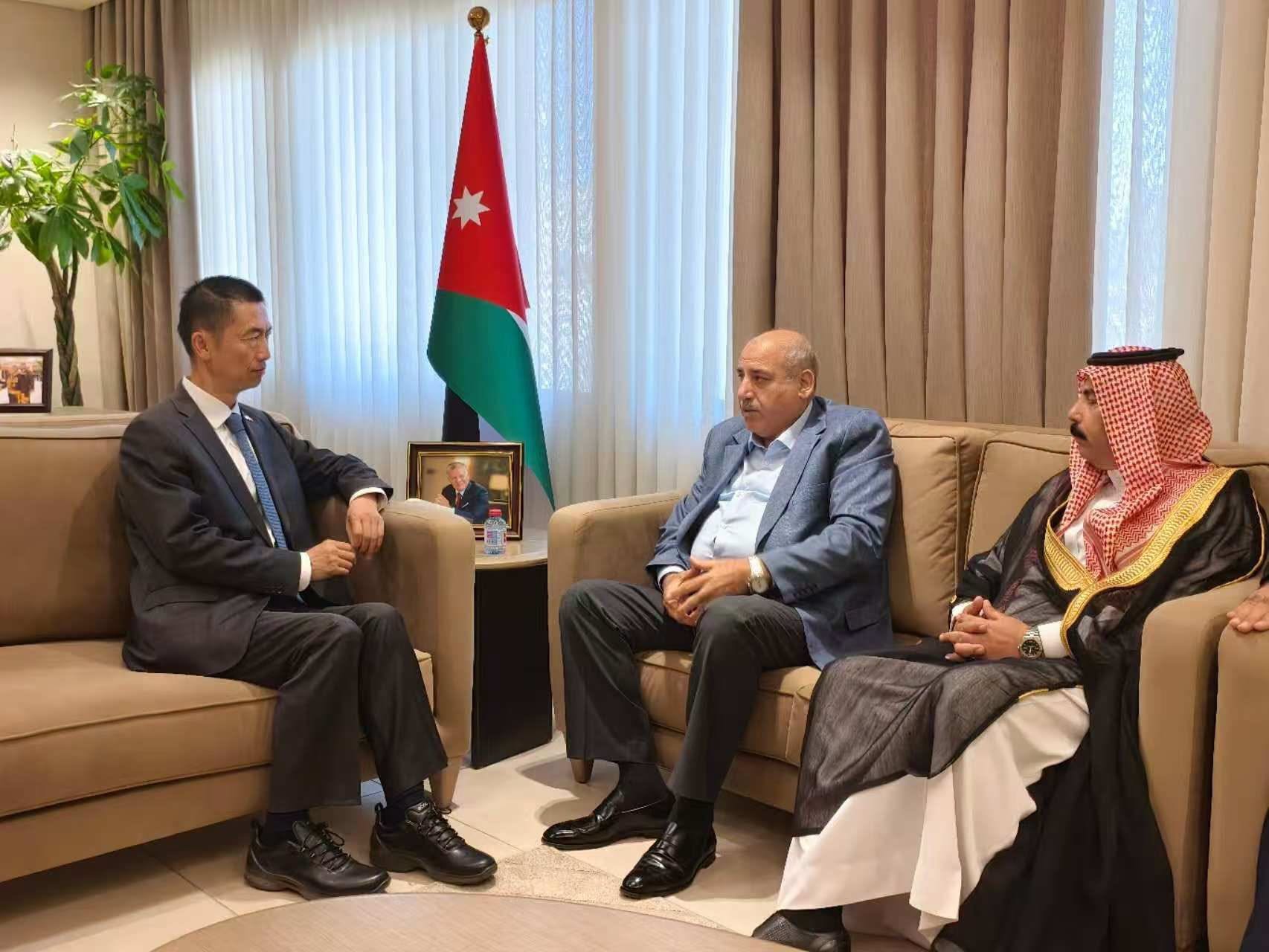 سفير الصين لدى الأردن قوه وي يلتقي رئيس مجلس النواب الأردني