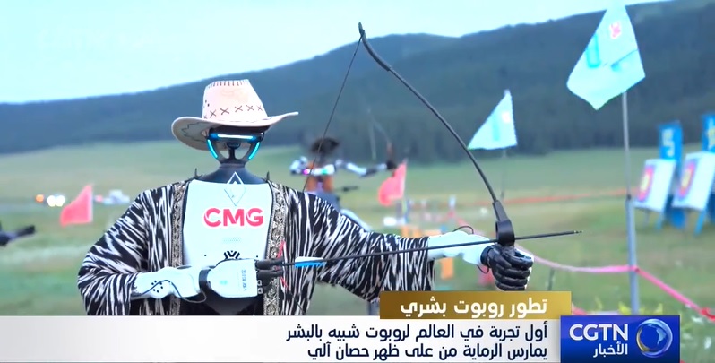 أول تجربة في العالم لروبوت شبيه بالبشر يمارس الرماية من على ظهر حصان آلي