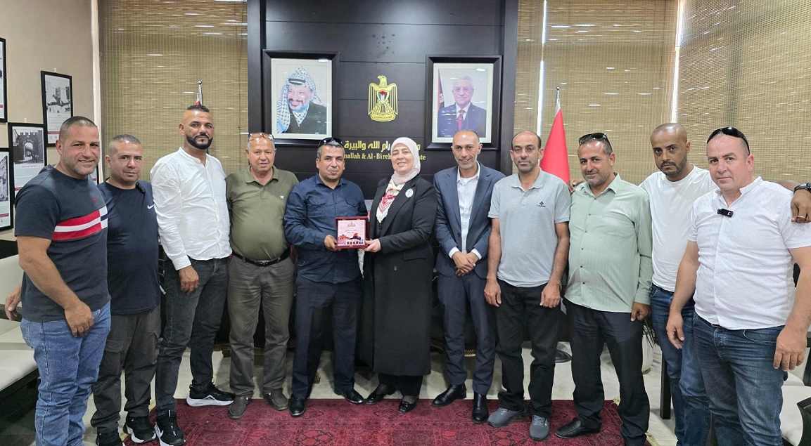 ليلى غنام تكرّم سائقاً لإعادته عقداً ذهبياً ثميناً لأصحابه تقديرا لأمانته