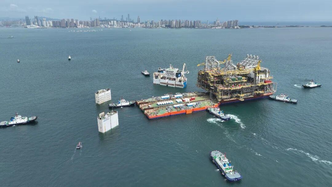انطلاق وحدات هندسة بحرية كبيرة لمشروع "إن إف بي إس" القطري من ميناء تشينغداو الصينية بعد أول عملية تحميل عائم مائل قصوى في العالم