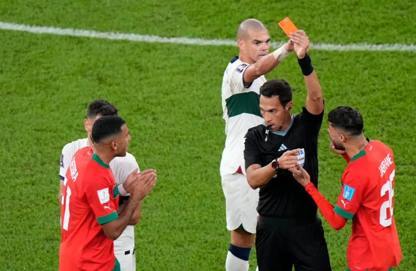 أشهر 10 بطاقات حمراء في مباراة واحدة.. من هو حكم مباراة المغرب وفرنسا؟