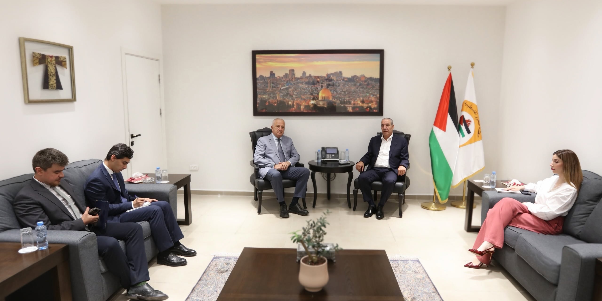 حسين الشيخ يستعرض مع ممثل روسيا الاتحادية لدى فلسطين السفير غوتشا بواتشيدزه أبرز التطورات السياسية