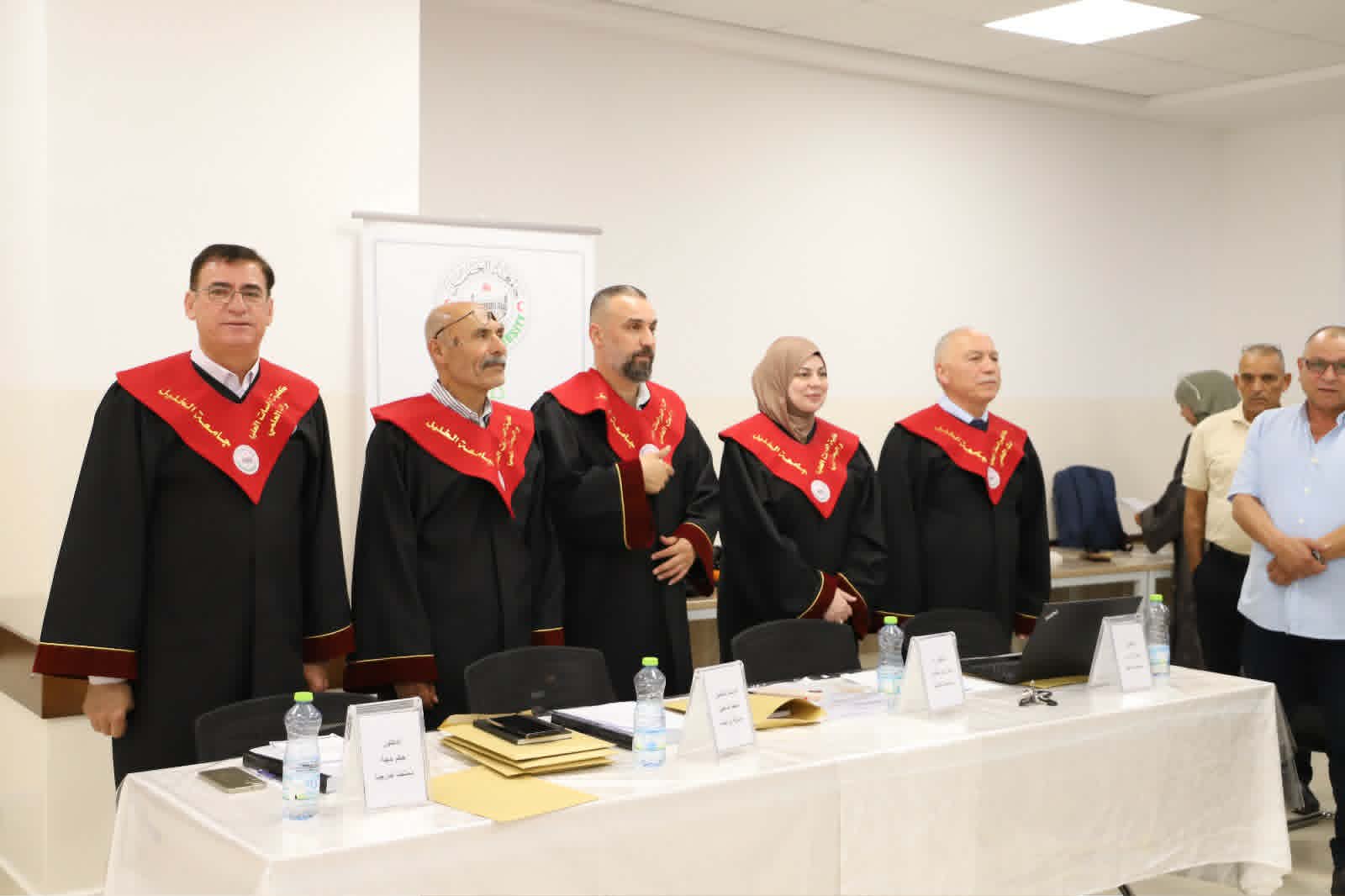 الدكتور عطا عميرة يناقش رسالة دكتوراه بجامعة الخليل حول دور الذكاء الاصطناعي في تطوير الإدارة الرقمية
