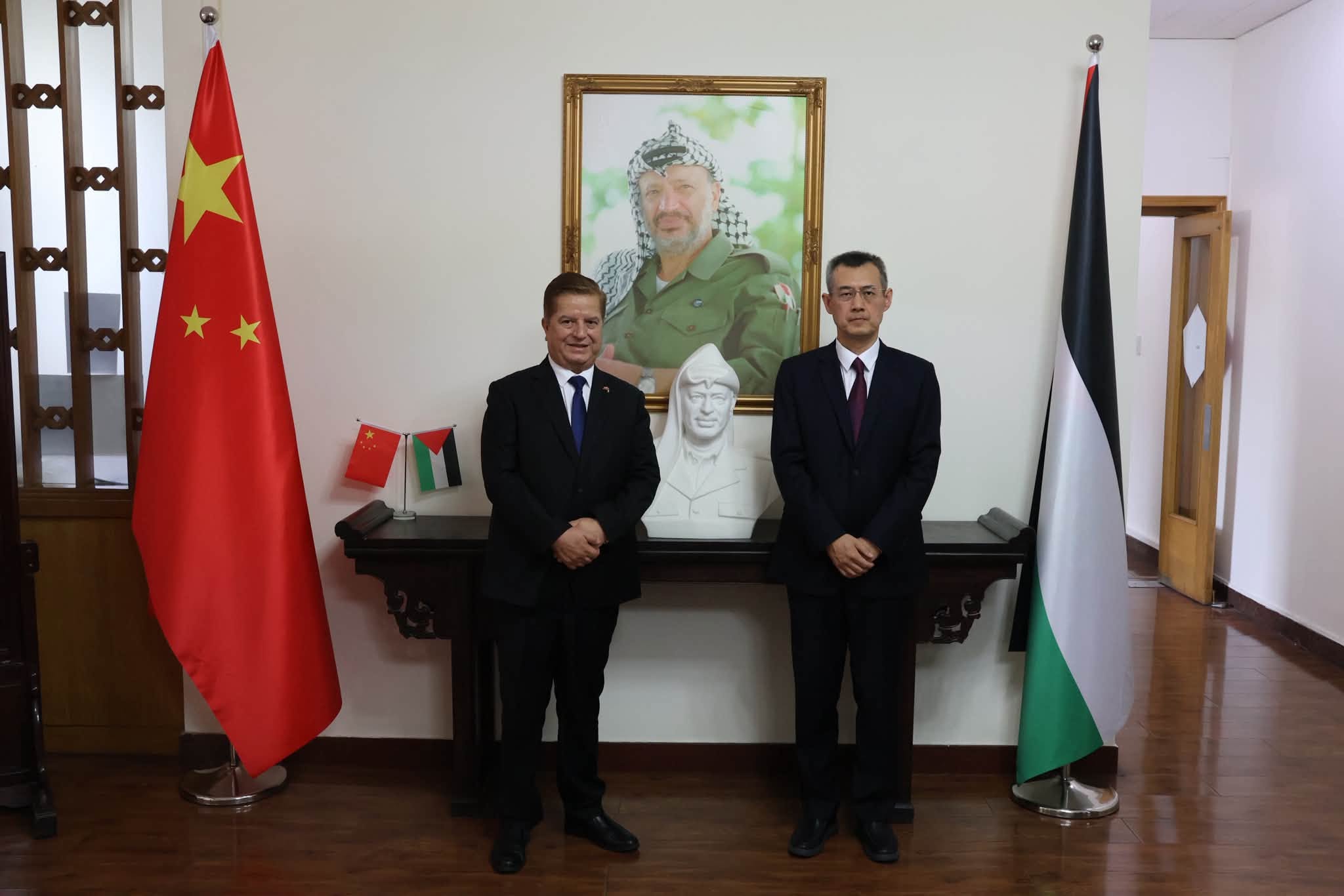 السفير جواد عواد يبحث مع سفير الصين الجديد لدى فلسطين سون جن تعزيز العلاقات الثنائية