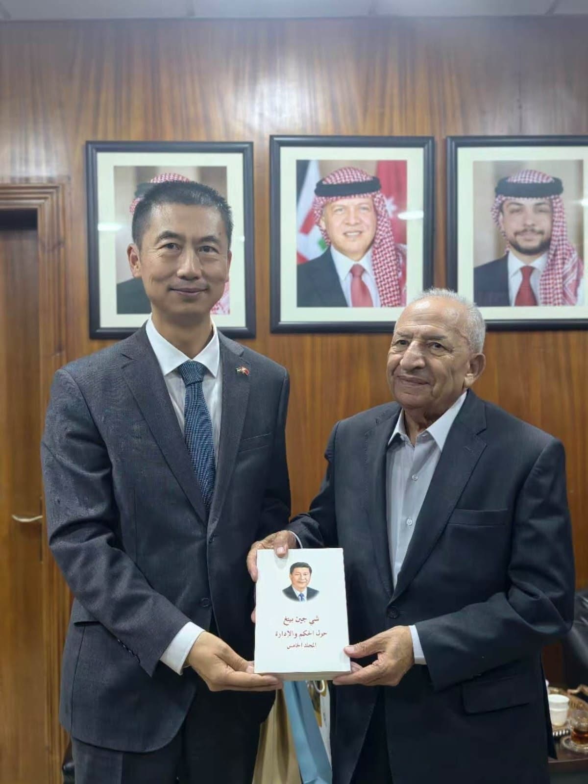 سفير الصين لدى الأردن قوه وي يلتقي بالمفكر والمؤرخ ورئيس مجمع اللغة العربية الأردني