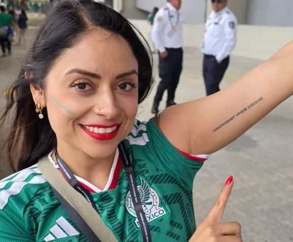 وشم باللغة الروسية.. مشجعة مكسيكية تخطف الأنظار في كأس العالم 2026