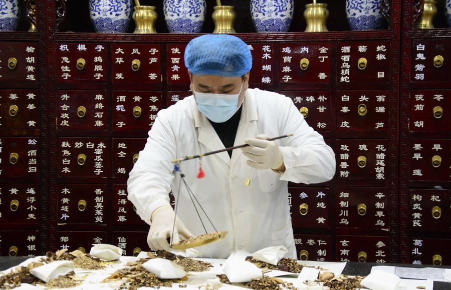 الصين بصدد تعزيز توارث الطب الصيني التقليدي والابتكار فيه