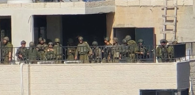 قوات الاحتلال تقتحم حي سطح مرحبا في البيرة وتعتلي سطح بناية