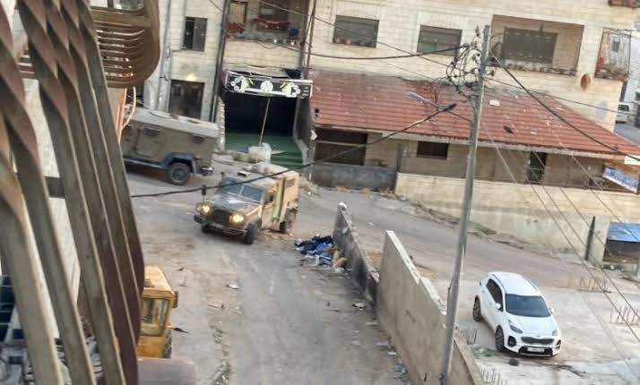 الاحتلال يقتحم نابلس ويعتقل ثمانية مواطنين بينهم سيدة