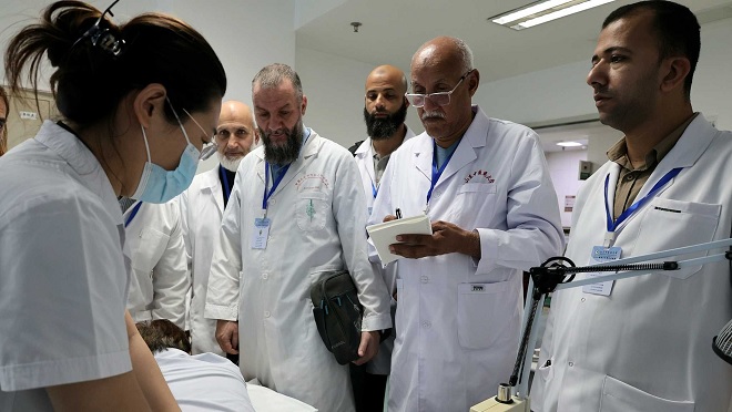 عشاق الطب الصيني من دول أجنبية يخوضون تجربة غامرة في تعلم فنون العلاج الصيني التقليدي