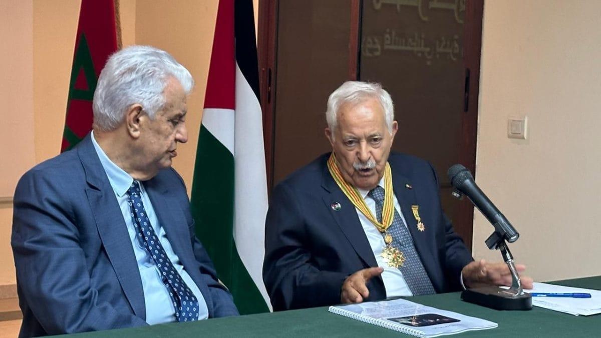 الرئيس محمود عباس يمنح المهندس المغربي أحمد البيّاز "نجمة يبوس" من وسام الرئيس ياسر عرفات