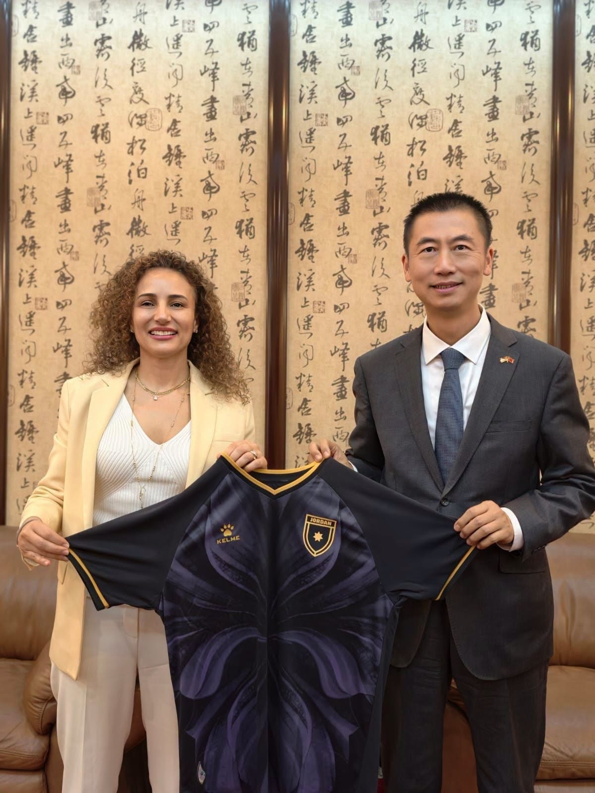 السفير الصيني لدى الأردن قوه وي بأمين عام الاتحاد الأردني لكرة القدم