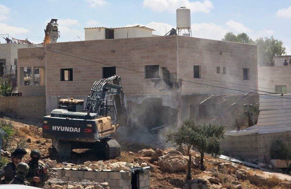 جرافات الاحتلال تهدم منزلا في خلة المية شرق يطا جنوب الخليل