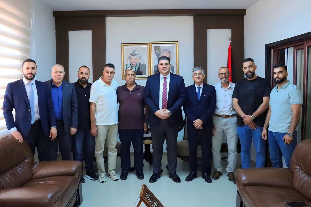 وزير النقل والمواصلات يؤكد دعم مؤسسات مخيم الجلزون ويشدد على تعزيز الشراكة لخدمة المواطنين وتطوير قطاع النقل