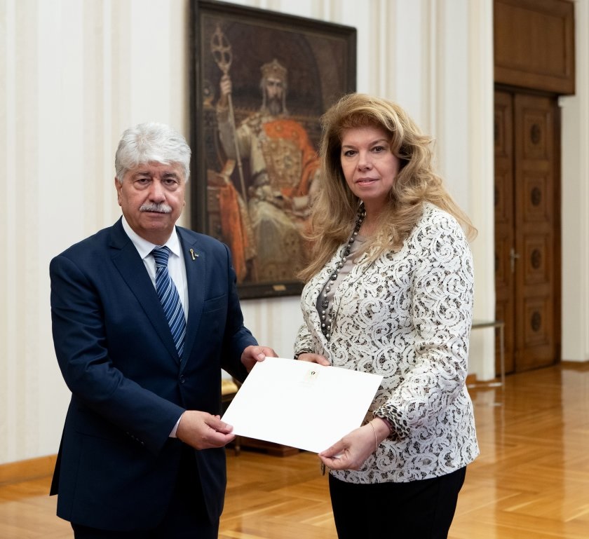 د. مجدلاني يسلم رئيسة بلغاريا رسالة خطية من الرئيس عباس