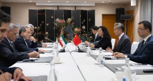 وزير الخارجية الصيني يلتقي نظيره الإيراني ويدعو إلى استئناف المفاوضات