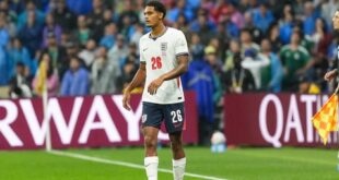 إيقاف كوانساه مدافع منتخب إنجلترا مباراتين قبل صدام النرويج في المونديال