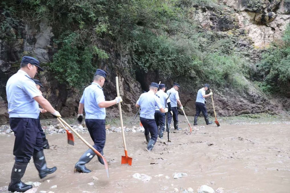 عمليات الإنقاذ إثر فيضان مفاجئ ضرب مقاطعة قانسو بشمال غربي الصين