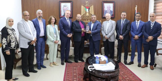 محافظ الخليل يلتقي رئيس الاتحاد اللوثري العالمي يرافقه وفداً من مستشفى المُطلع