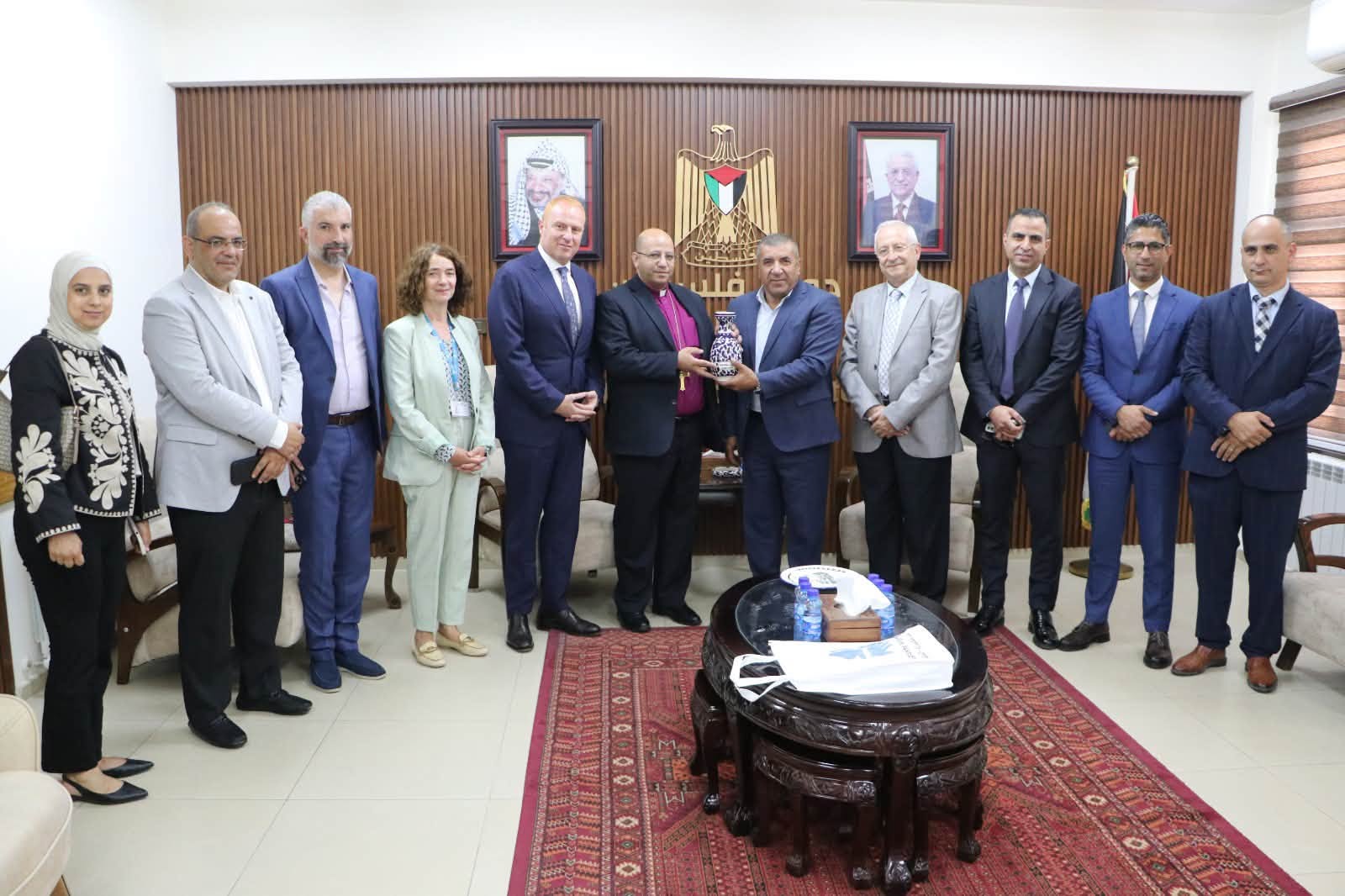 محافظ الخليل يلتقي رئيس الاتحاد اللوثري العالمي يرافقه وفداً من مستشفى المُطلع