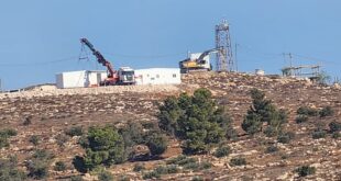 مستوطنون ينصبون "كرفانات" على جبل الراس في ام صفا شمال رام الله
