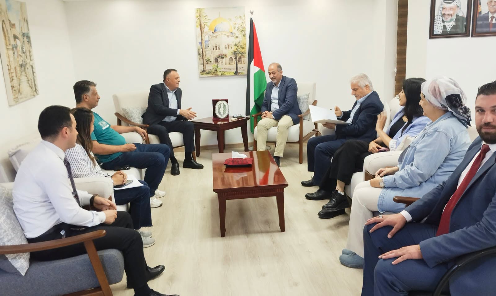 نقيب الصحفيين الفلسطينيين ناصر أبو بكر يبحث مع مندوب فلسطين لدى جامعة الدول العربية آليات تفعيل دور "البرلمان العربي" لحماية الصحفيين