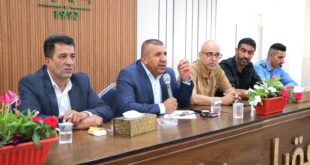 محافظ الخليل خالد دودين يزور بلدة إذنا لبحث ملفي المياه وحرق النفايات