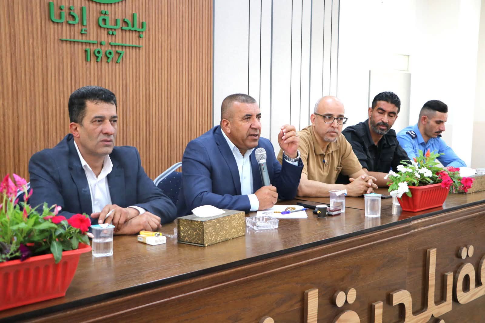 محافظ الخليل خالد دودين يزور بلدة إذنا لبحث ملفي المياه وحرق النفايات