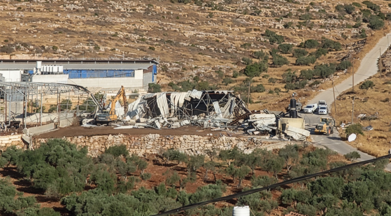 جرافات الاحتلال تهدم براكسا زراعيا في دوما جنوب نابلس