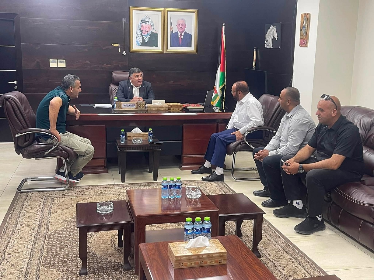 محافظ نابلس غسان دغلس يستقبل رئيس مجلس قروي زيتا عزيز صبيح