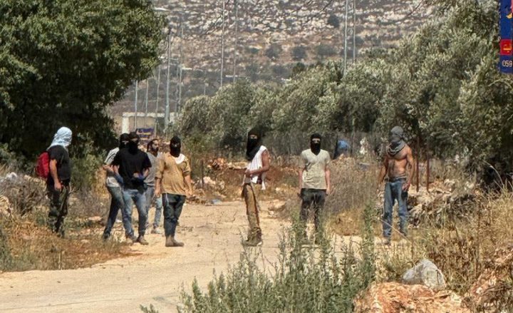 مستوطنون يدمرون خط التيار الكهربائي في قرية المنية جنوب شرق بيت لحم