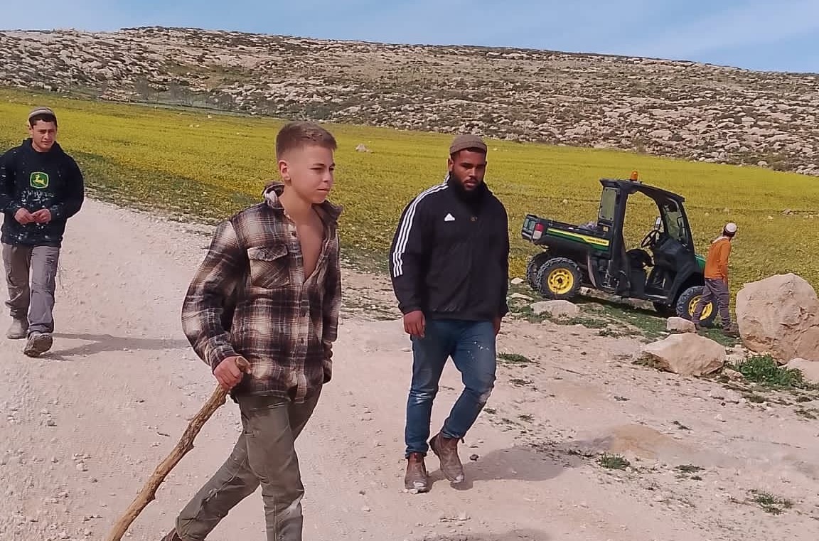 مستوطنون يقتحمون مسكنا في مسافر يطا ويقطعون خطوط الكهرباء عنه